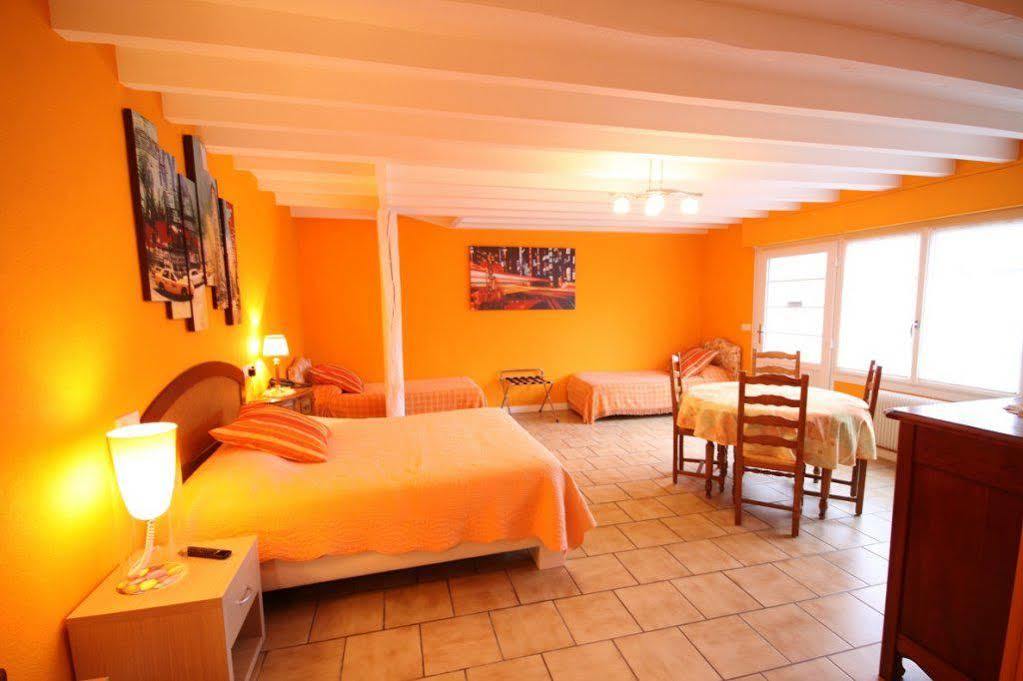 Aux Tauzins Hotel Montfort-en-Chalosse Exterior photo