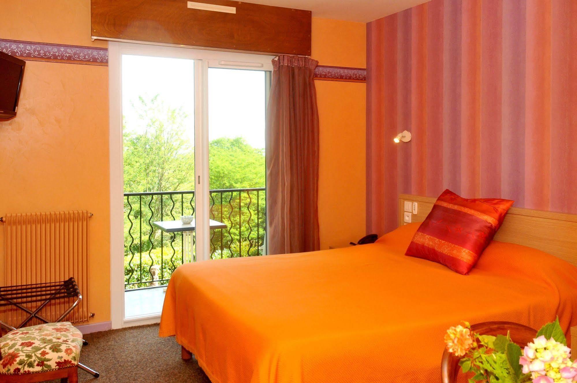 Aux Tauzins Hotel Montfort-en-Chalosse Exterior photo
