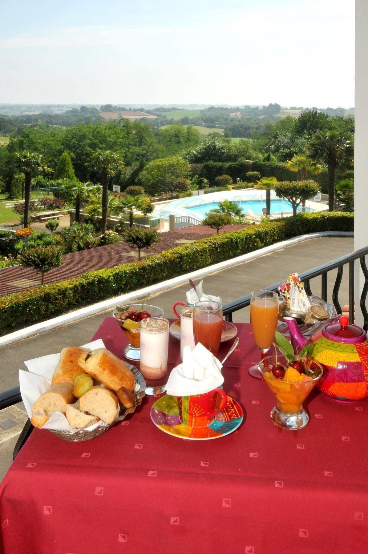 Aux Tauzins Hotel Montfort-en-Chalosse Exterior photo
